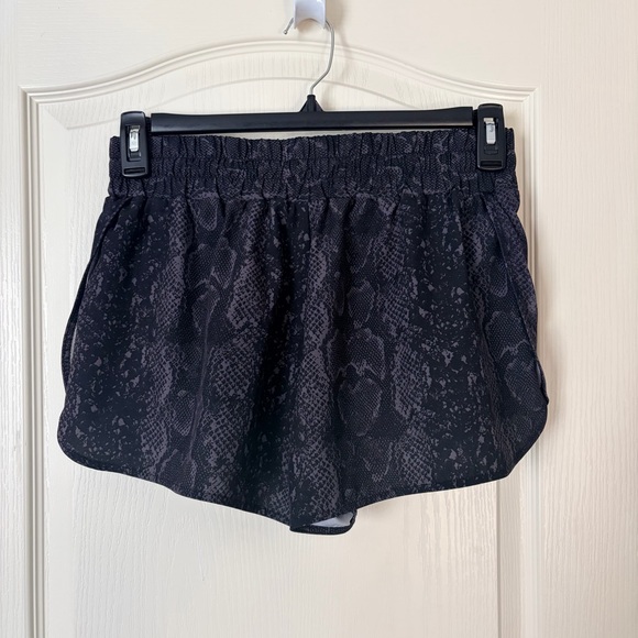 Glyder Womens Black Snakeskin Lined Running Shorts, Medium - Picture 2 of 9